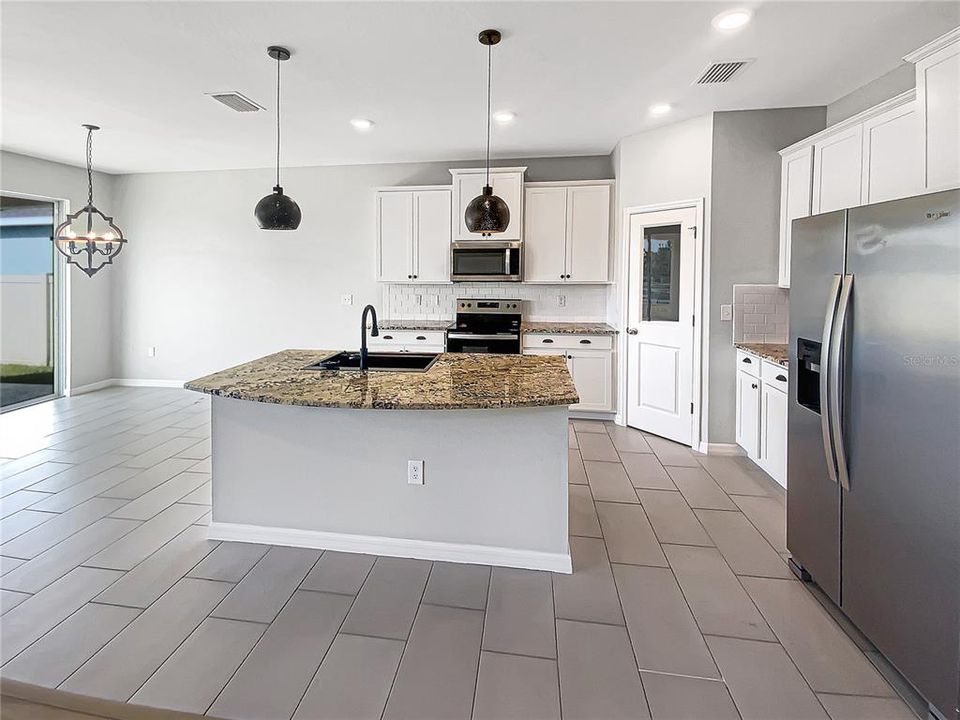 Active With Contract: $523,000 (5 beds, 3 baths, 2756 Square Feet)