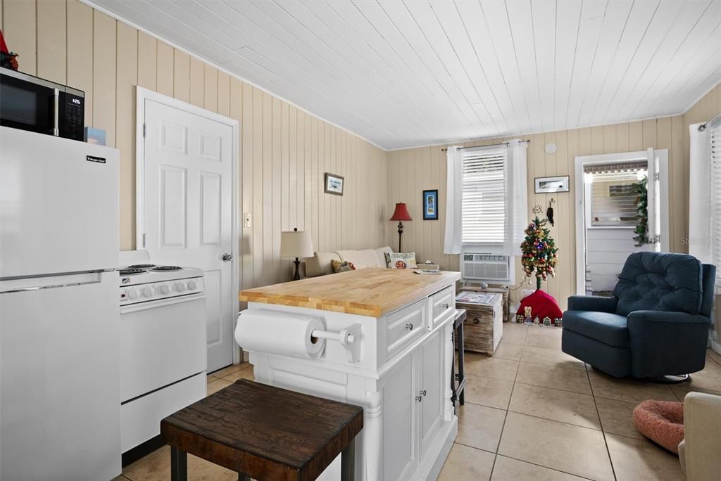 合同活跃: $540,000 (5 贝兹, 0 浴室, 1948 平方英尺)