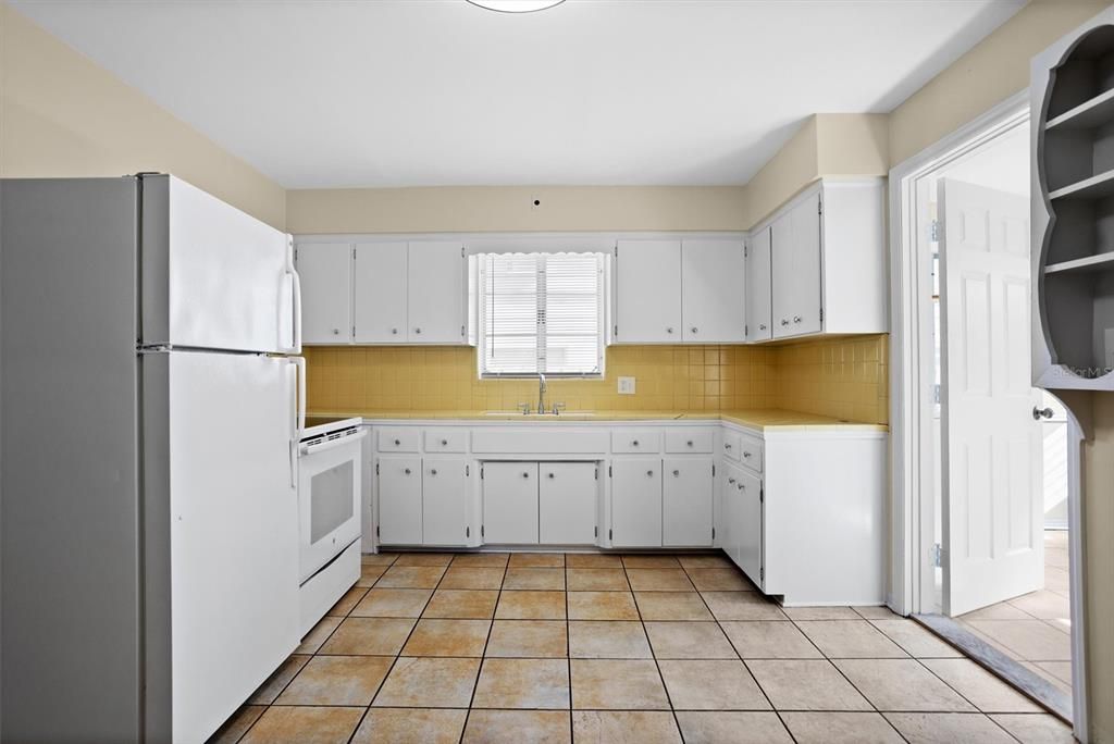 合同活跃: $540,000 (5 贝兹, 0 浴室, 1948 平方英尺)