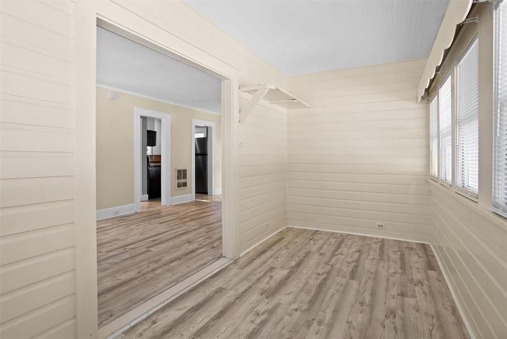 合同活跃: $540,000 (5 贝兹, 0 浴室, 1948 平方英尺)