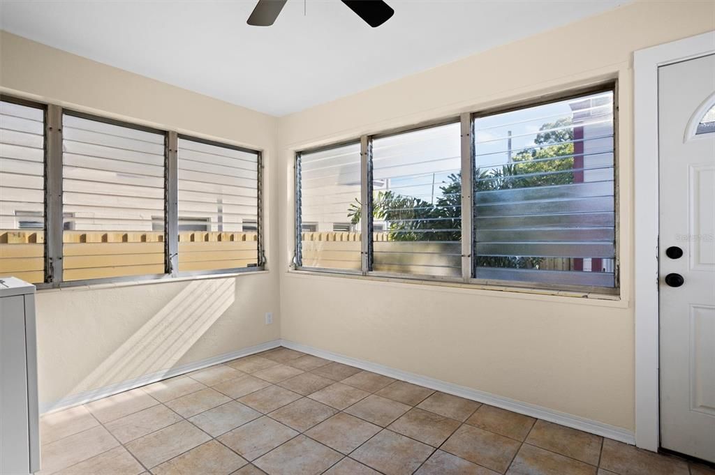 合同活跃: $540,000 (5 贝兹, 0 浴室, 1948 平方英尺)