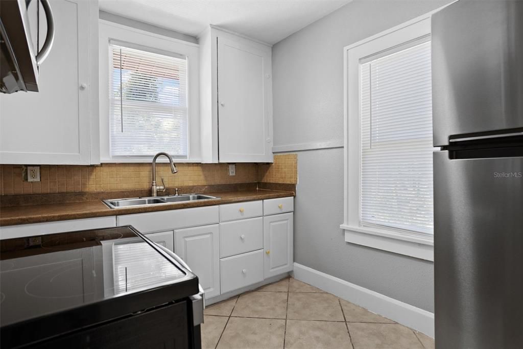 合同活跃: $540,000 (5 贝兹, 0 浴室, 1948 平方英尺)