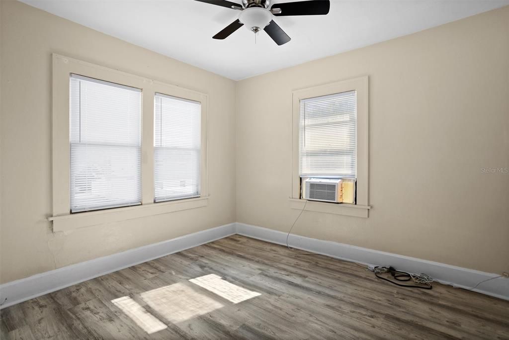 合同活跃: $540,000 (5 贝兹, 0 浴室, 1948 平方英尺)