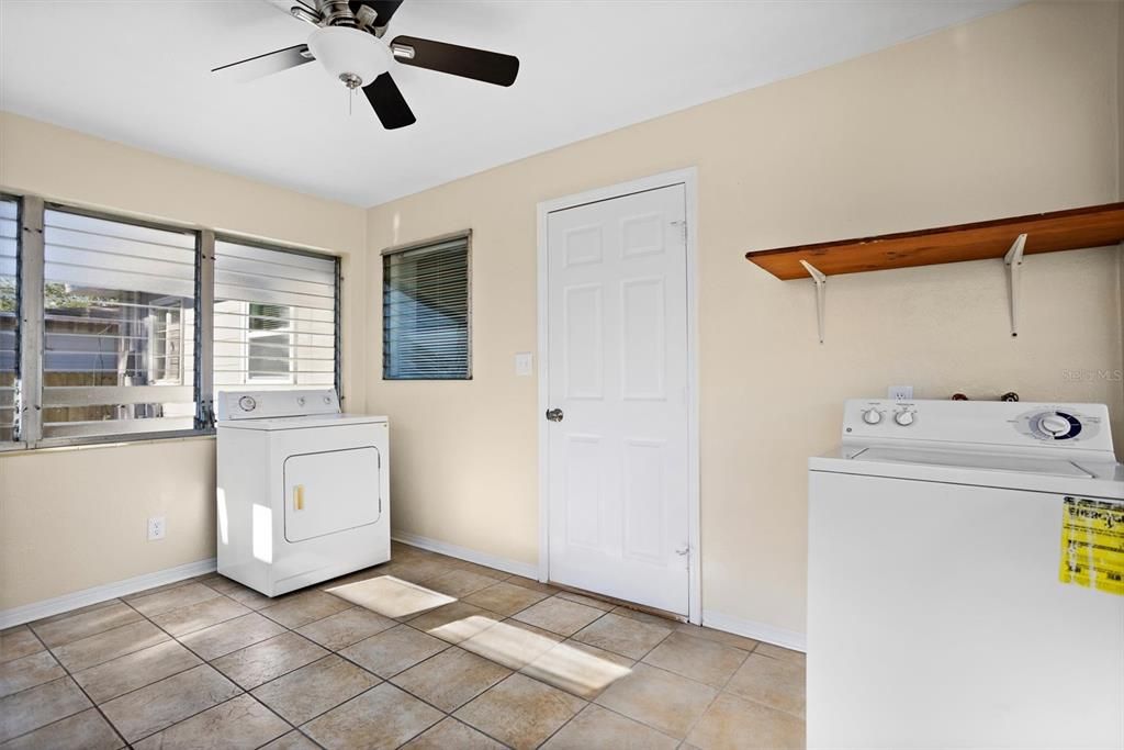 合同活跃: $540,000 (5 贝兹, 0 浴室, 1948 平方英尺)