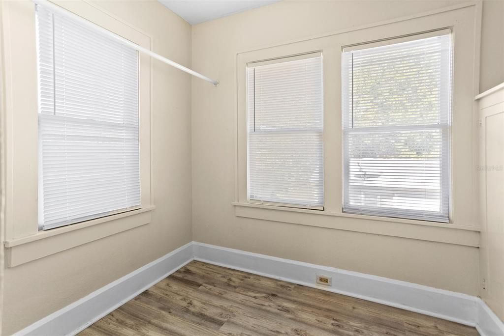 合同活跃: $540,000 (5 贝兹, 0 浴室, 1948 平方英尺)