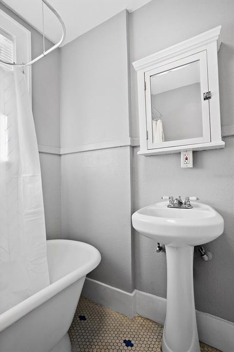 合同活跃: $540,000 (5 贝兹, 0 浴室, 1948 平方英尺)