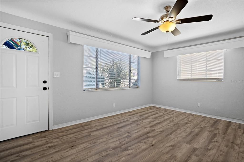 合同活跃: $540,000 (5 贝兹, 0 浴室, 1948 平方英尺)