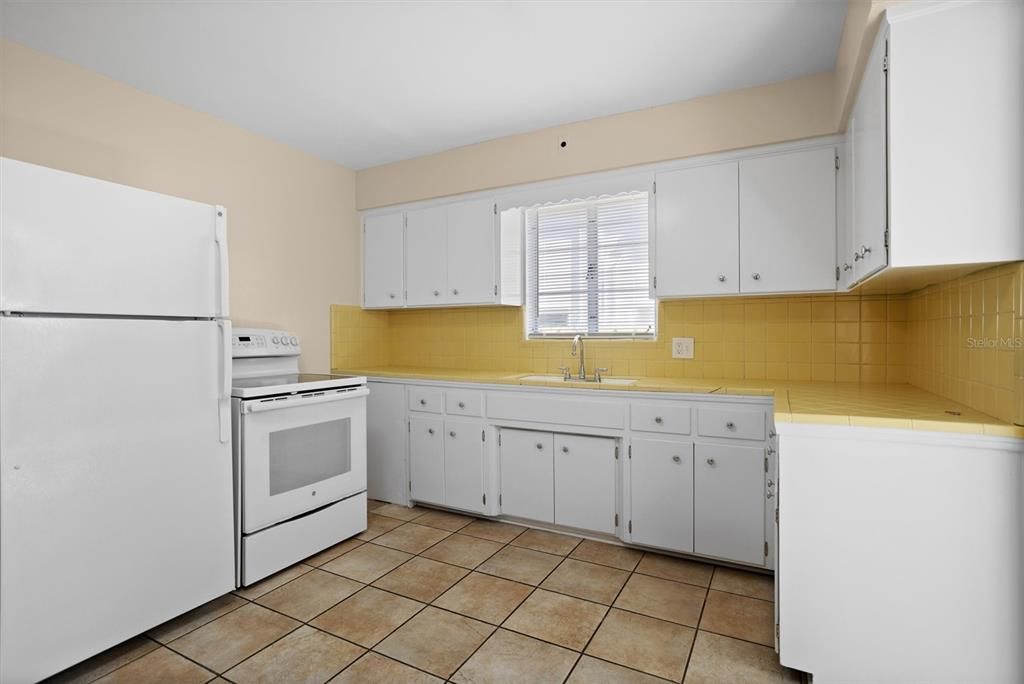 合同活跃: $540,000 (5 贝兹, 0 浴室, 1948 平方英尺)