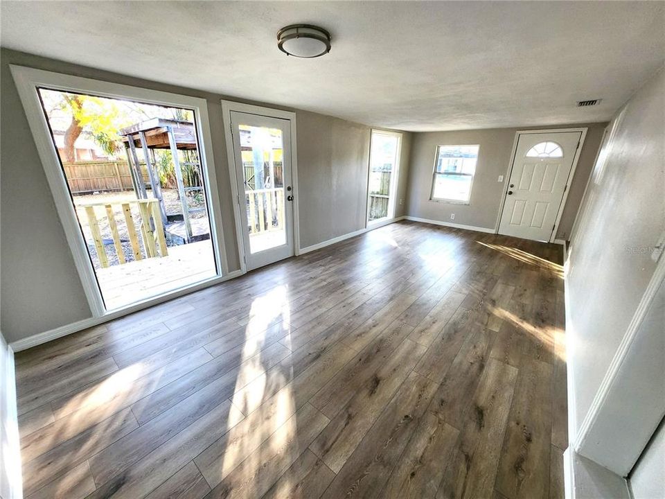 For Sale: $269,900 (3 beds, 1 baths, 940 Square Feet)