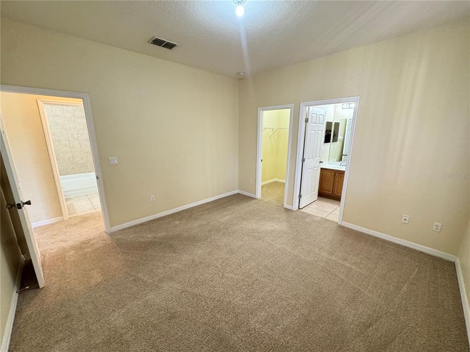 出租: $1,325 (2 贝兹, 2 浴室, 923 平方英尺)