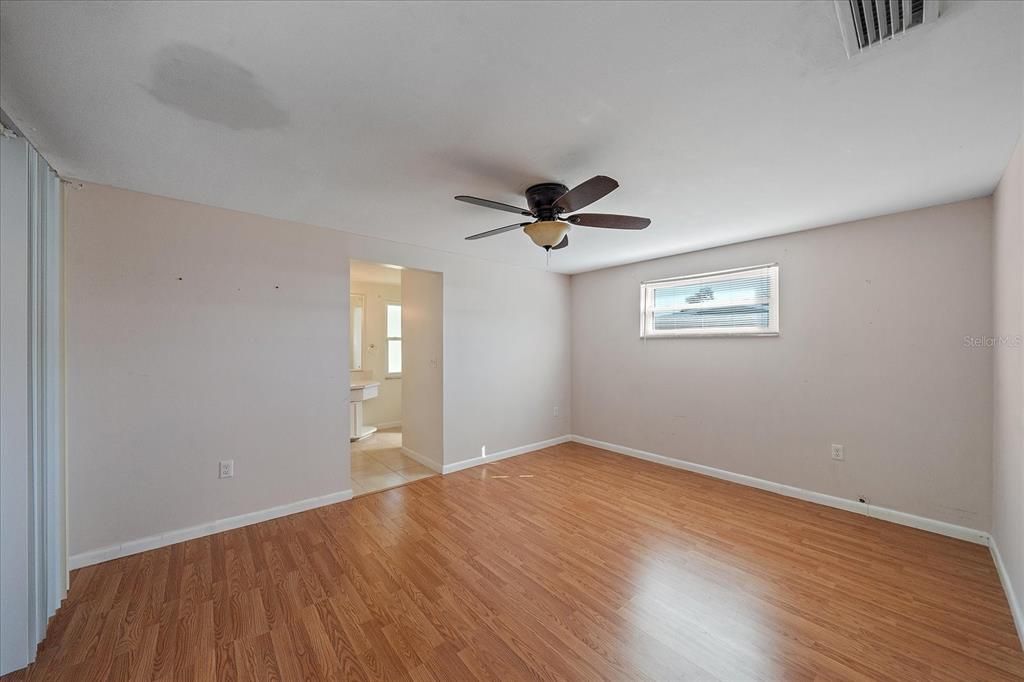 合同活跃: $339,000 (2 贝兹, 2 浴室, 1326 平方英尺)