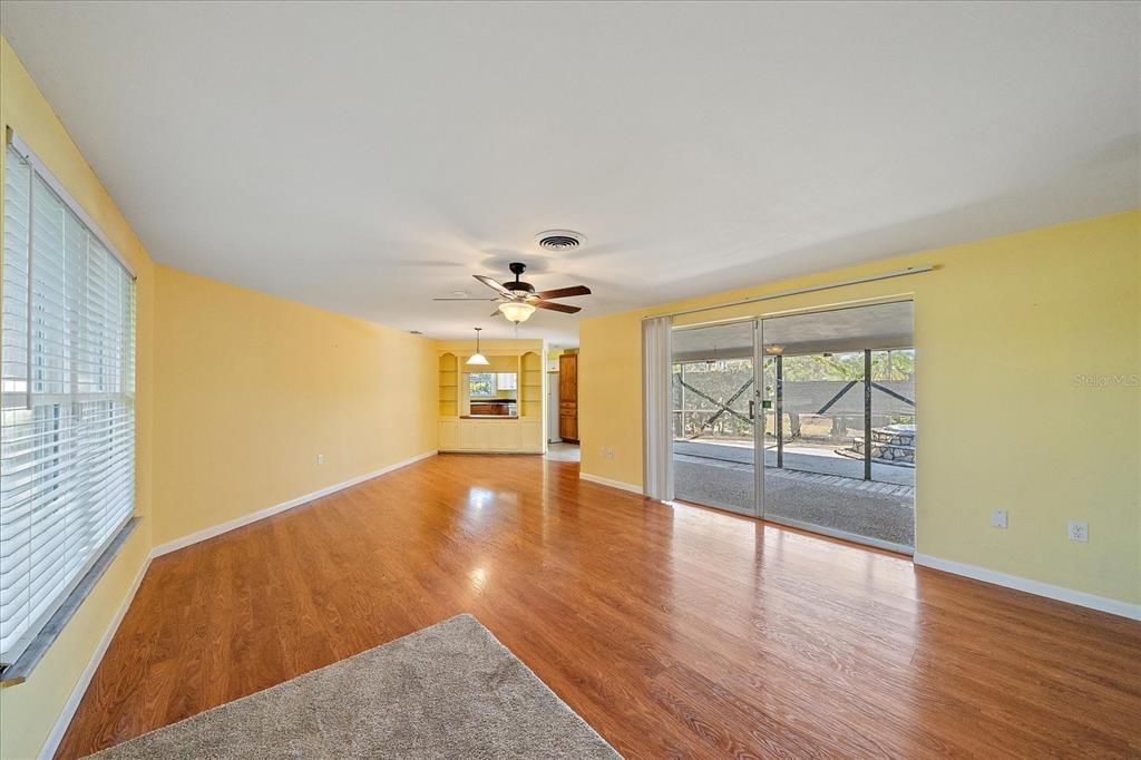 合同活跃: $339,000 (2 贝兹, 2 浴室, 1326 平方英尺)