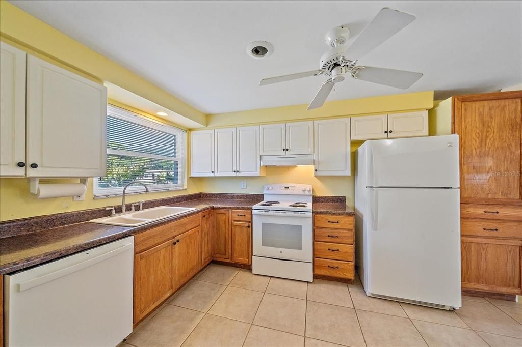 合同活跃: $339,000 (2 贝兹, 2 浴室, 1326 平方英尺)