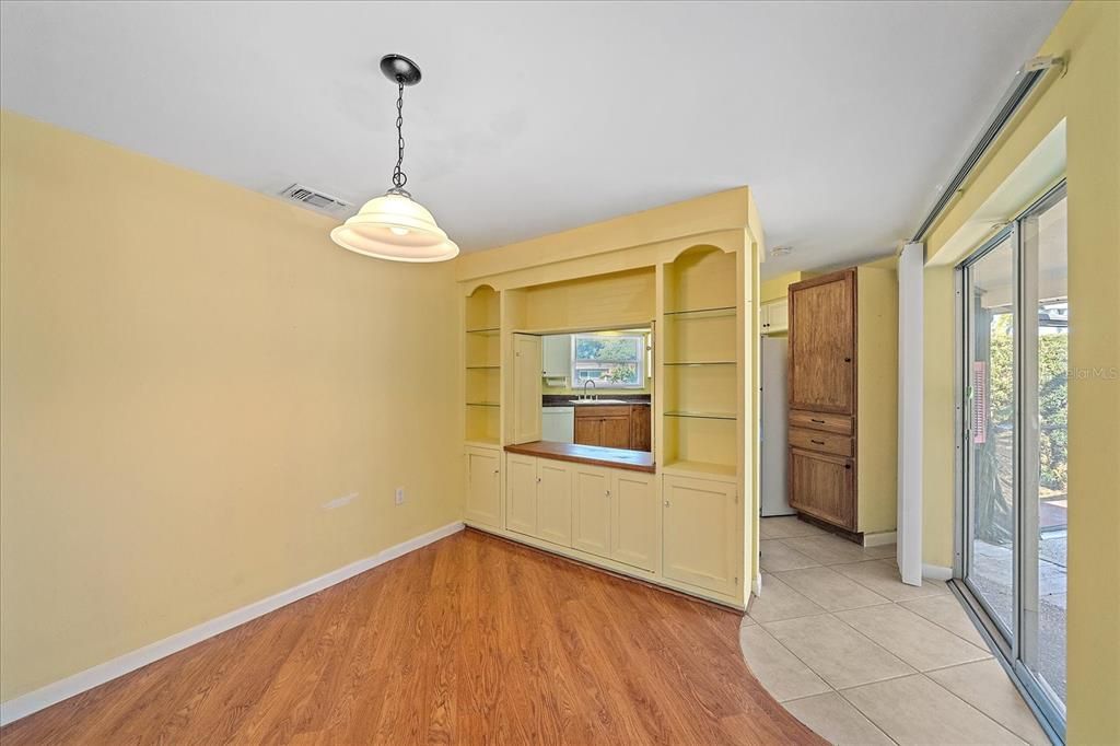 合同活跃: $339,000 (2 贝兹, 2 浴室, 1326 平方英尺)