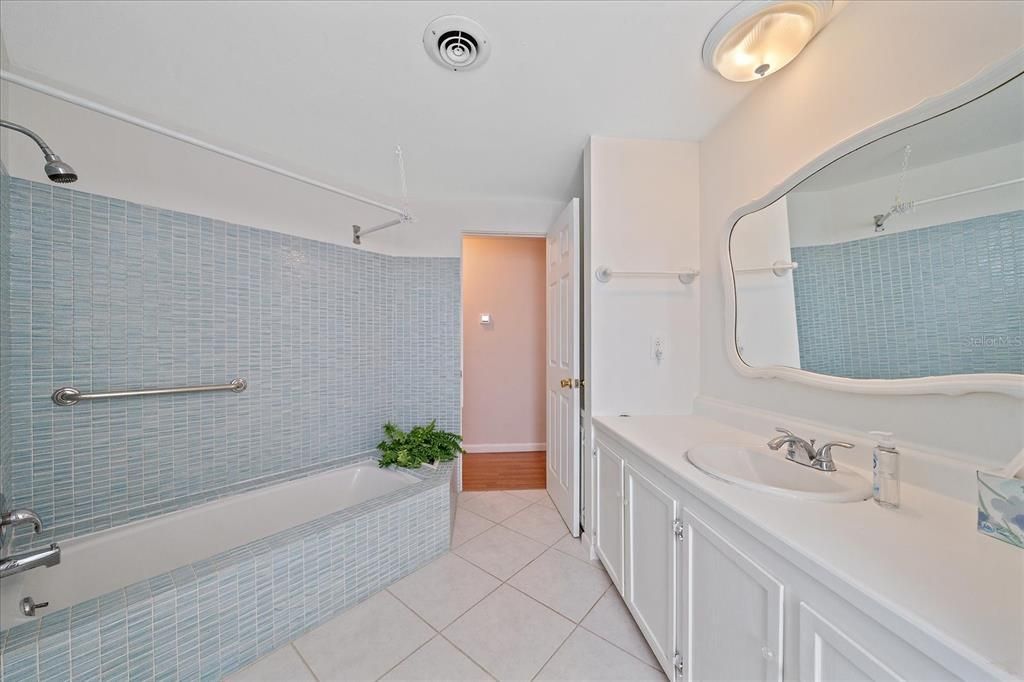 合同活跃: $339,000 (2 贝兹, 2 浴室, 1326 平方英尺)