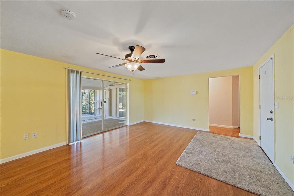 合同活跃: $339,000 (2 贝兹, 2 浴室, 1326 平方英尺)