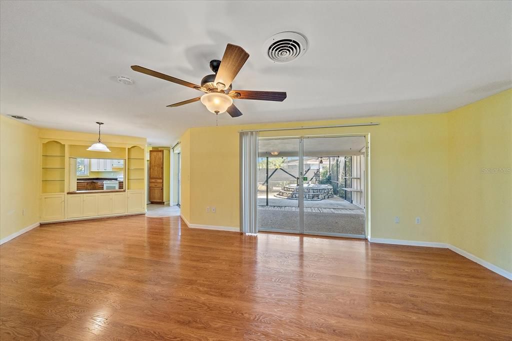 合同活跃: $339,000 (2 贝兹, 2 浴室, 1326 平方英尺)