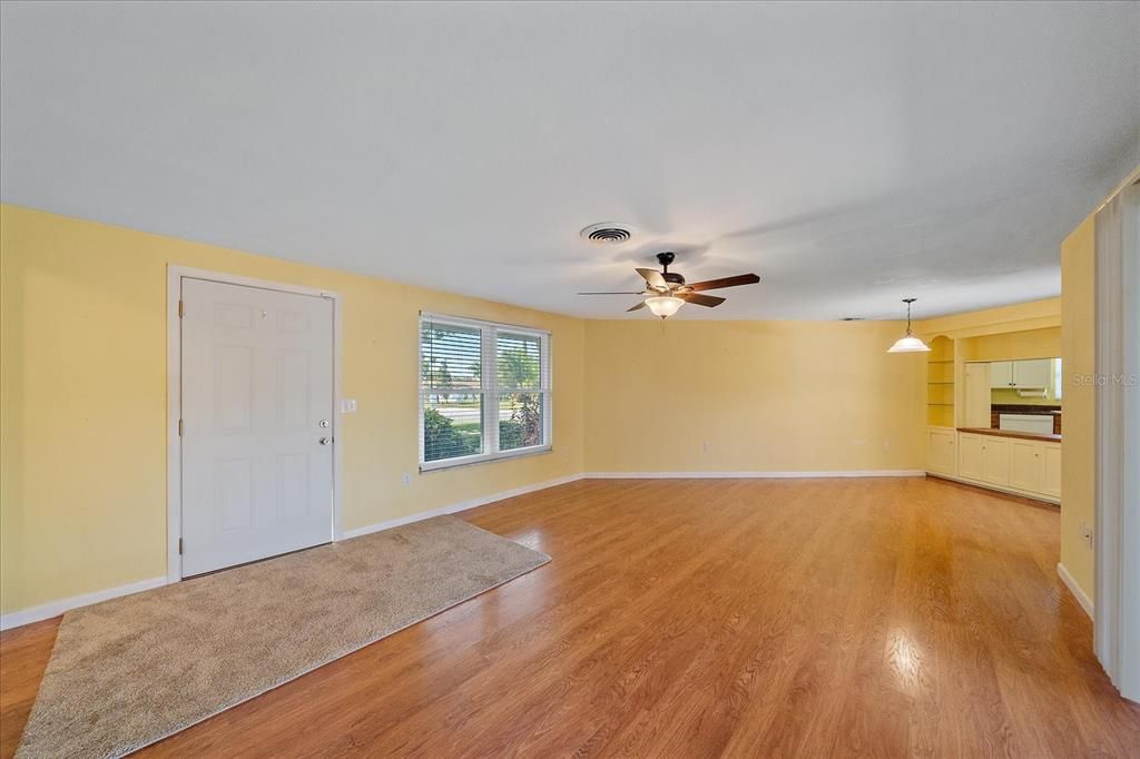 合同活跃: $339,000 (2 贝兹, 2 浴室, 1326 平方英尺)