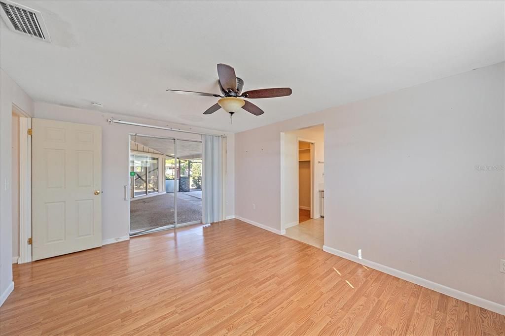 合同活跃: $339,000 (2 贝兹, 2 浴室, 1326 平方英尺)