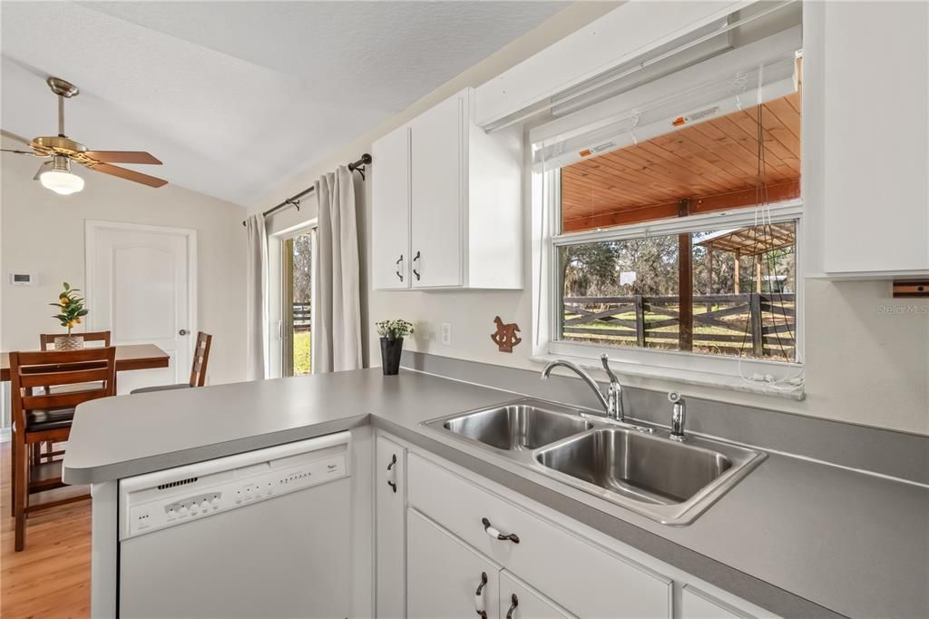 For Sale: $449,000 (2 beds, 2 baths, 1092 Square Feet)