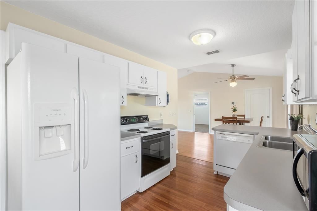 For Sale: $449,000 (2 beds, 2 baths, 1092 Square Feet)