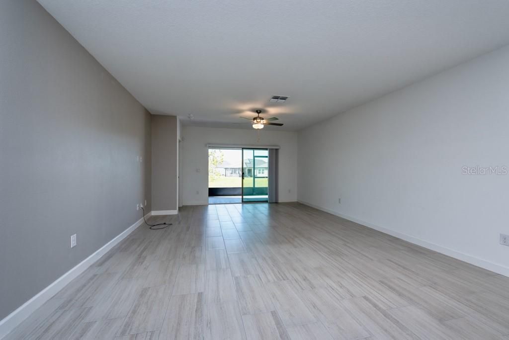 For Sale: $299,000 (2 beds, 2 baths, 1405 Square Feet)