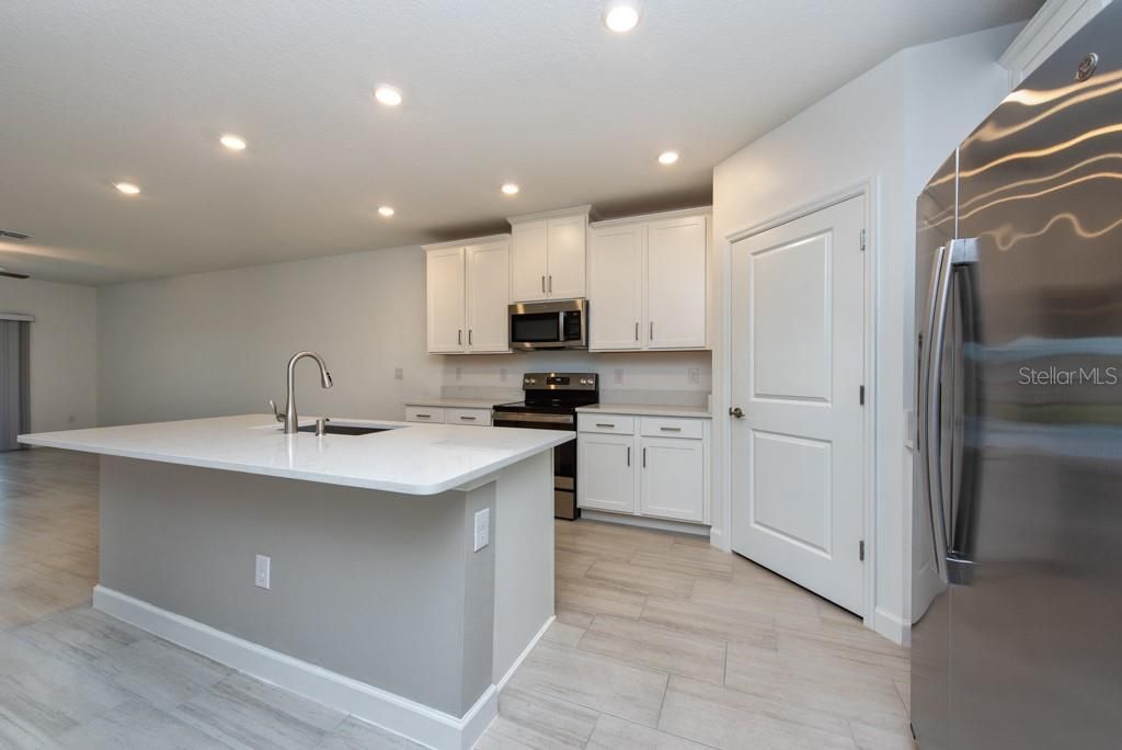 For Sale: $299,000 (2 beds, 2 baths, 1405 Square Feet)