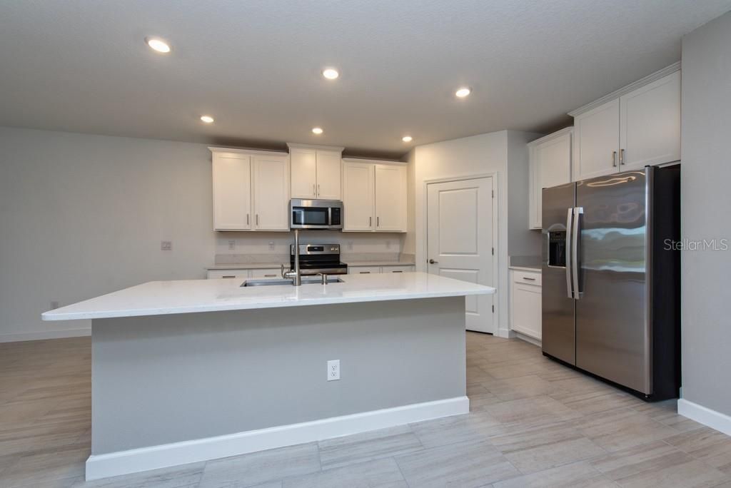 For Sale: $299,000 (2 beds, 2 baths, 1405 Square Feet)