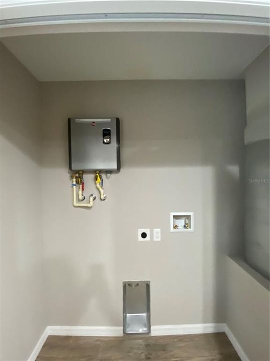 For Rent: $1,425 (2 beds, 2 baths, 1800 Square Feet)