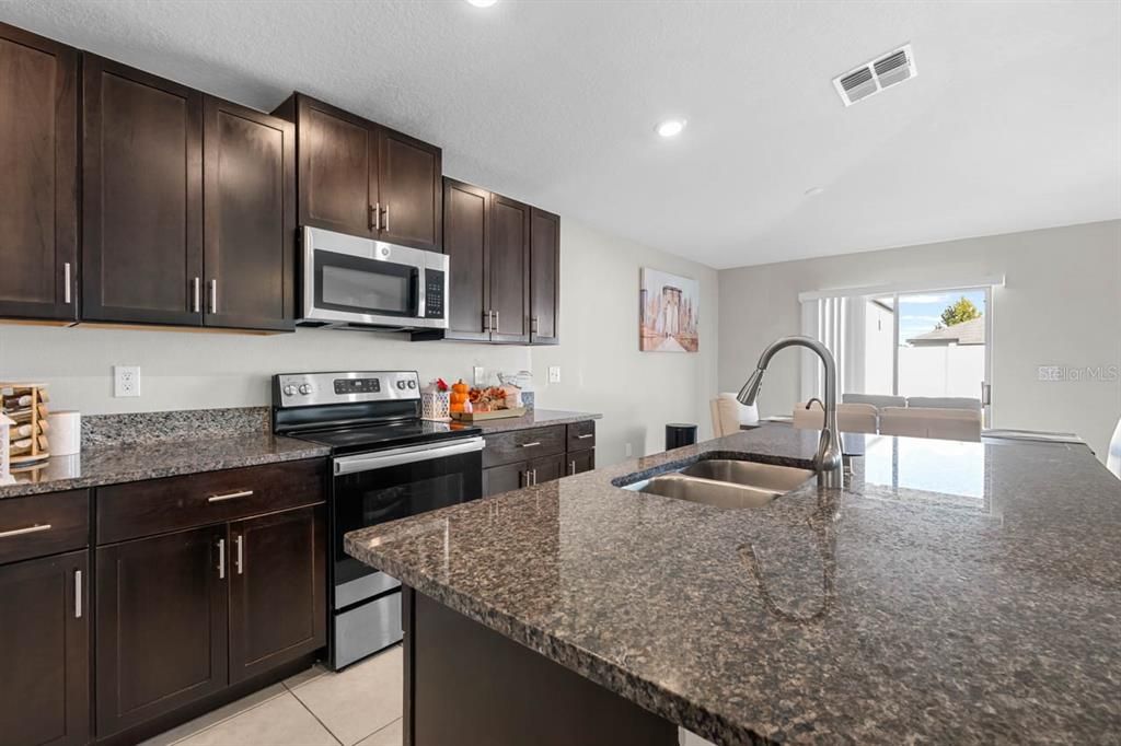 На продажу: $419,000 (4 спален, 2 ванн, 1935 Квадратных фут)