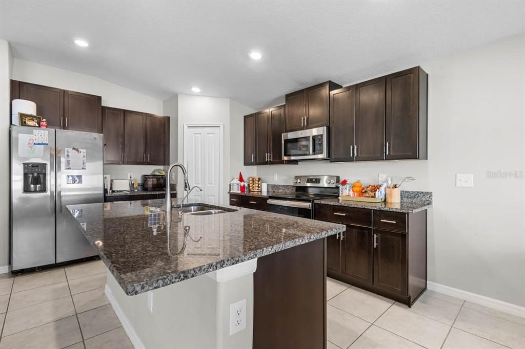 На продажу: $419,000 (4 спален, 2 ванн, 1935 Квадратных фут)