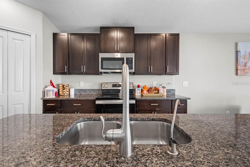 На продажу: $419,000 (4 спален, 2 ванн, 1935 Квадратных фут)