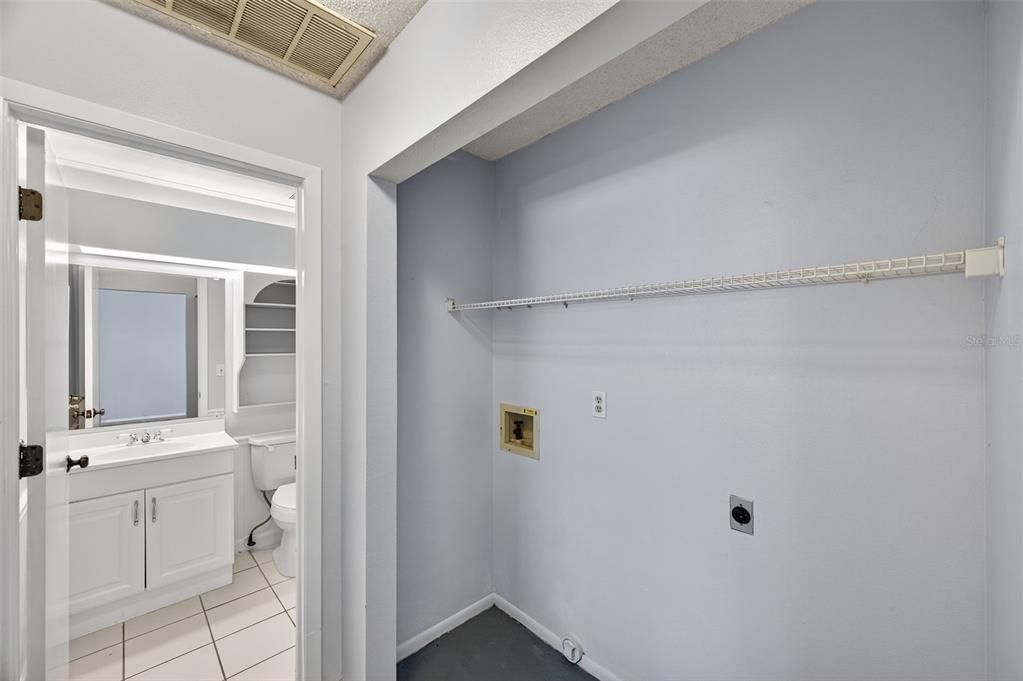 Active With Contract: $225,600 (2 beds, 2 baths, 1036 Square Feet)