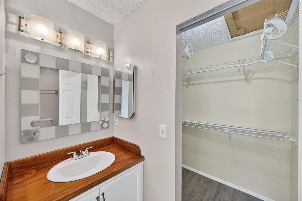 Active With Contract: $225,600 (2 beds, 2 baths, 1036 Square Feet)