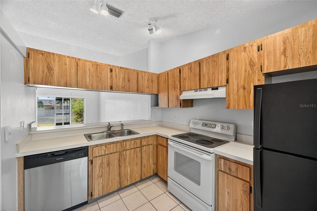 Active With Contract: $225,600 (2 beds, 2 baths, 1036 Square Feet)