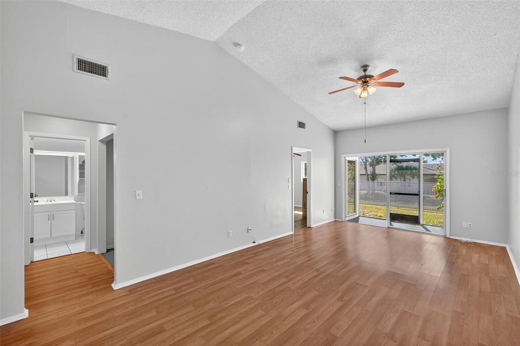 Active With Contract: $225,600 (2 beds, 2 baths, 1036 Square Feet)