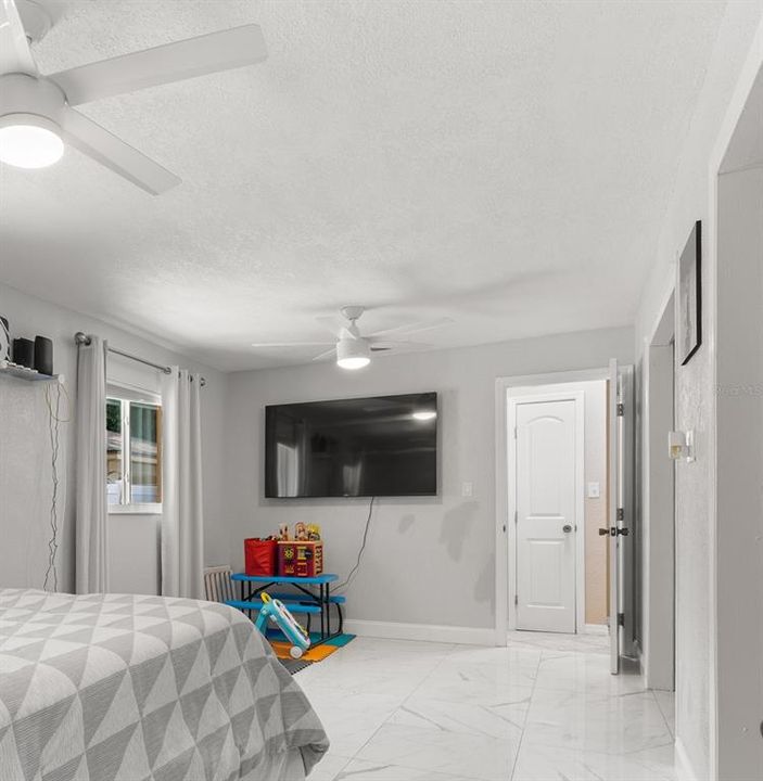 Под контрактом: $2,700 (4 спален, 2 ванн, 1293 Квадратных фут)