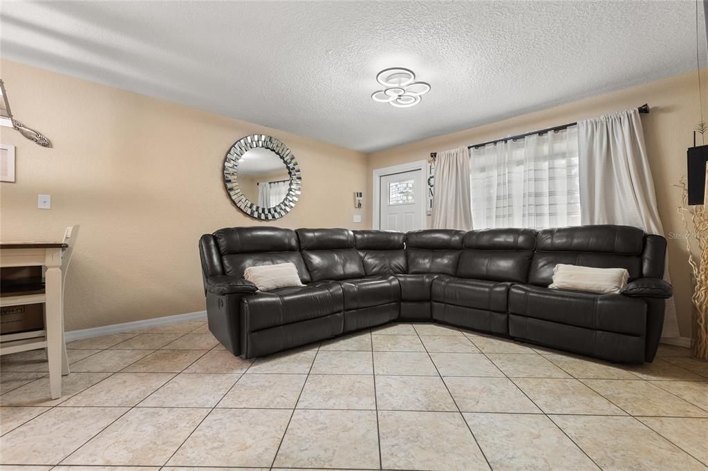 Под контрактом: $2,700 (4 спален, 2 ванн, 1293 Квадратных фут)