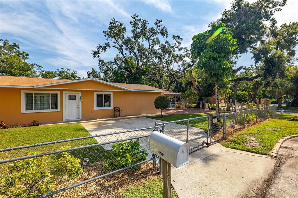 Под контрактом: $2,700 (4 спален, 2 ванн, 1293 Квадратных фут)