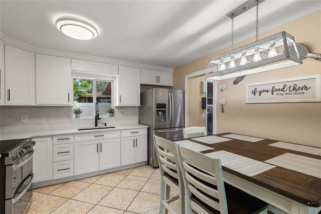 Под контрактом: $2,700 (4 спален, 2 ванн, 1293 Квадратных фут)