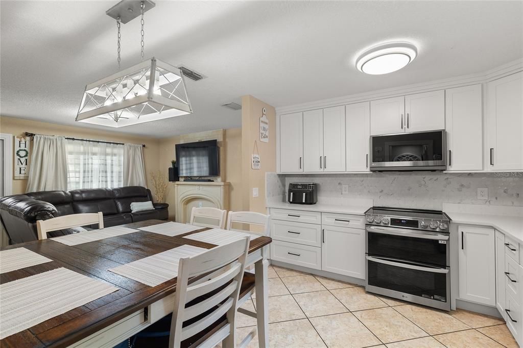 Под контрактом: $2,700 (4 спален, 2 ванн, 1293 Квадратных фут)