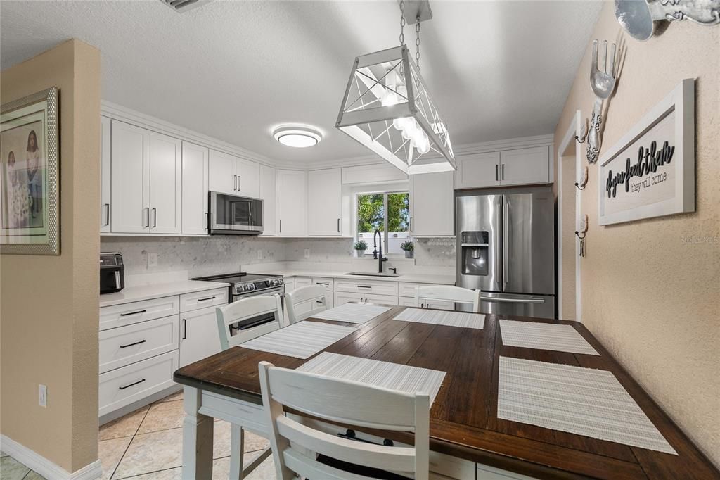 Под контрактом: $2,700 (4 спален, 2 ванн, 1293 Квадратных фут)