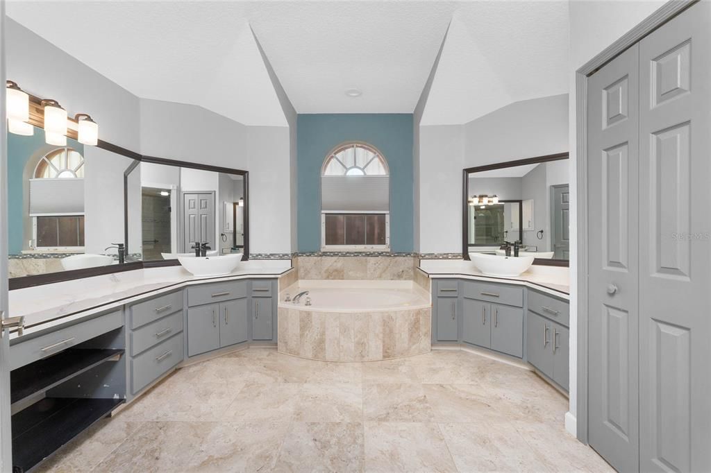 待售: $725,000 (3 贝兹, 2 浴室, 2335 平方英尺)