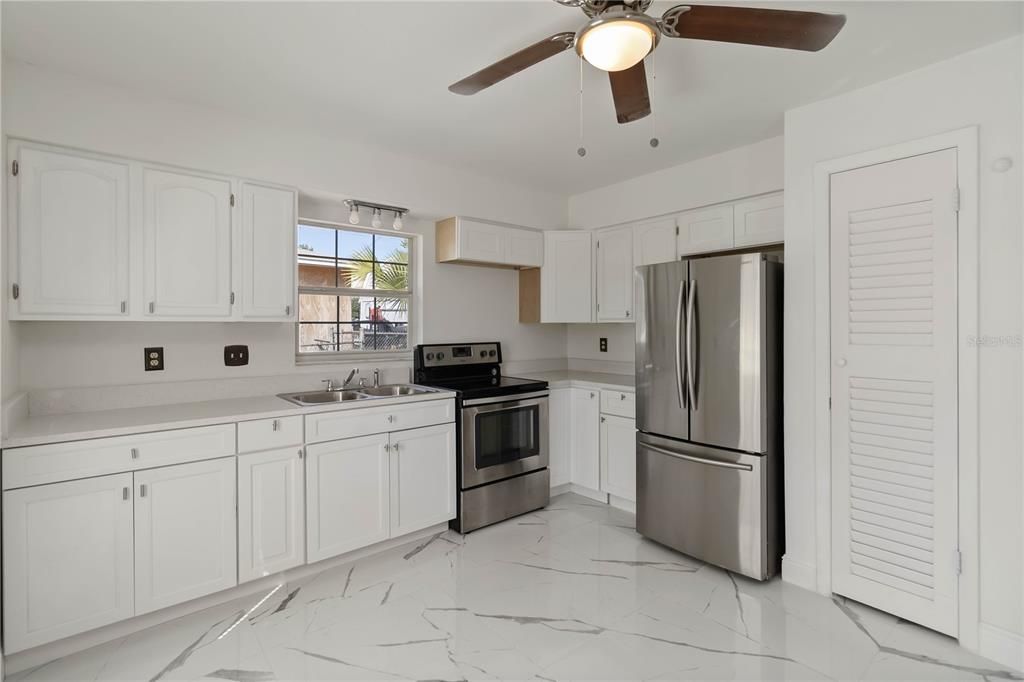 For Sale: $249,900 (2 beds, 2 baths, 1232 Square Feet)