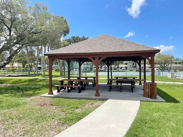 For Rent: $2,900 (2 beds, 2 baths, 990 Square Feet)