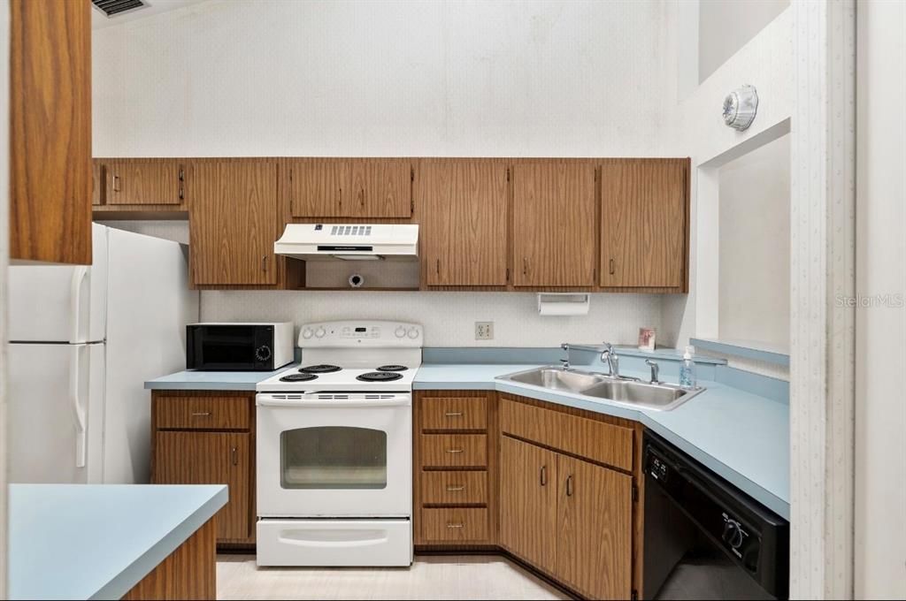 Active With Contract: $174,900 (2 beds, 2 baths, 1250 Square Feet)