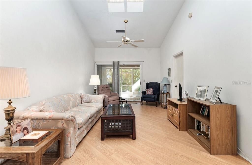 Active With Contract: $174,900 (2 beds, 2 baths, 1250 Square Feet)