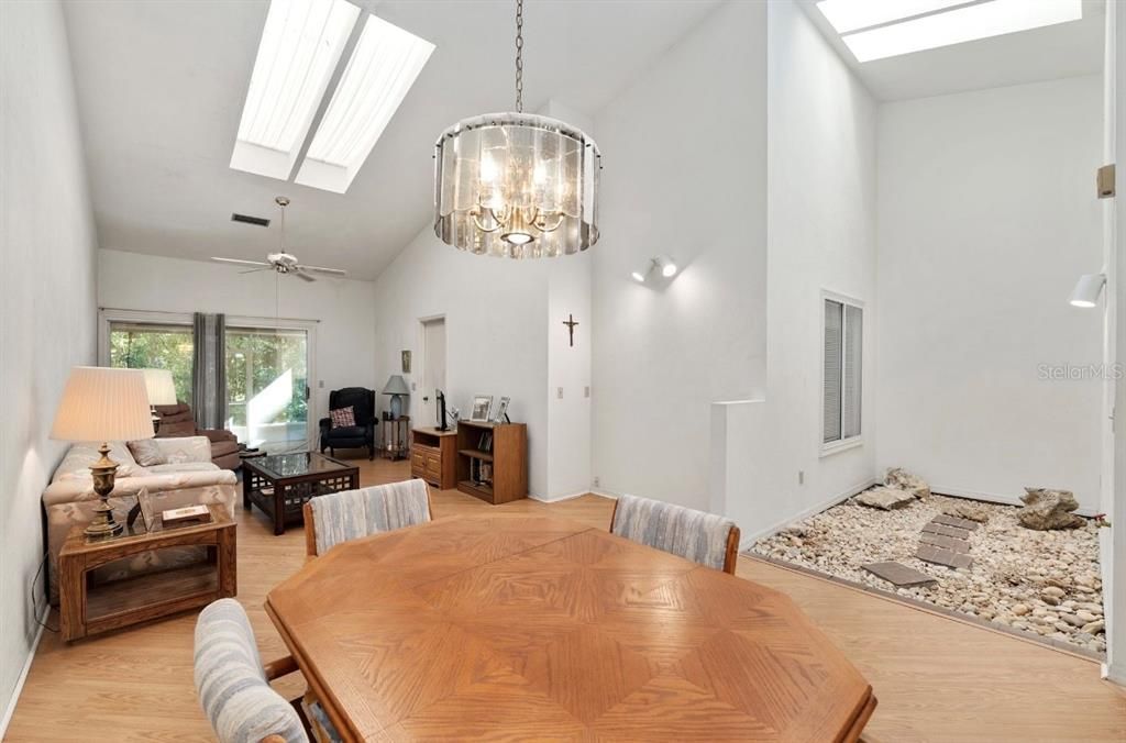 Active With Contract: $174,900 (2 beds, 2 baths, 1250 Square Feet)