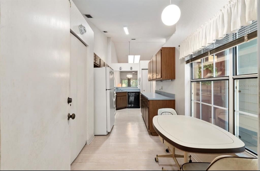 Active With Contract: $174,900 (2 beds, 2 baths, 1250 Square Feet)