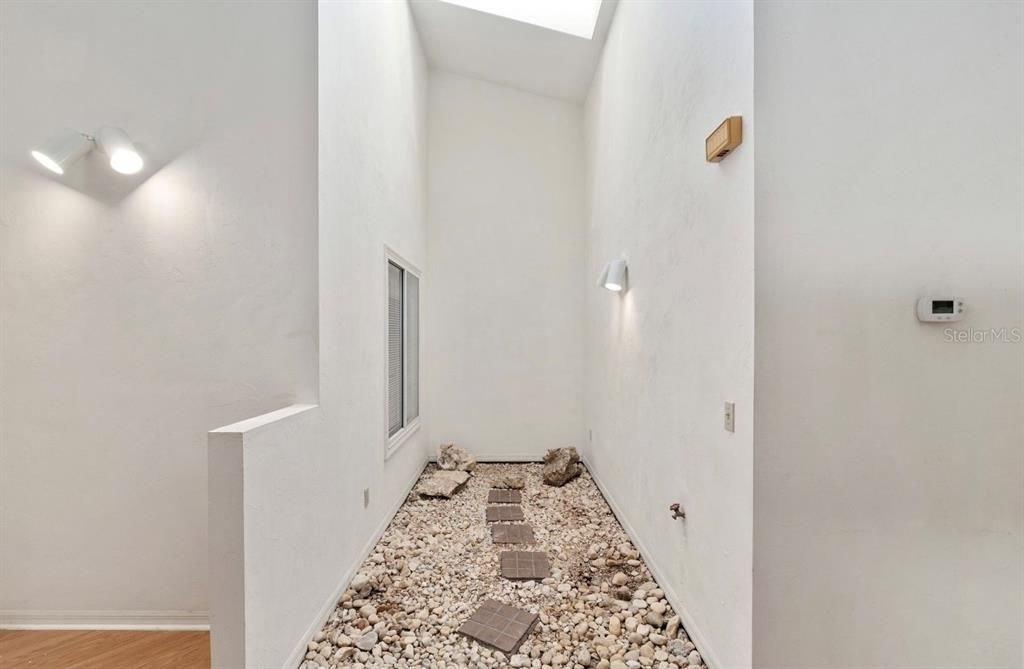 Active With Contract: $174,900 (2 beds, 2 baths, 1250 Square Feet)